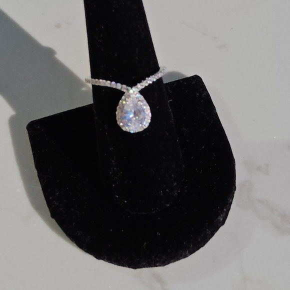 Elegant Silver Ring with Timeless Charm - Picture 3 of 12